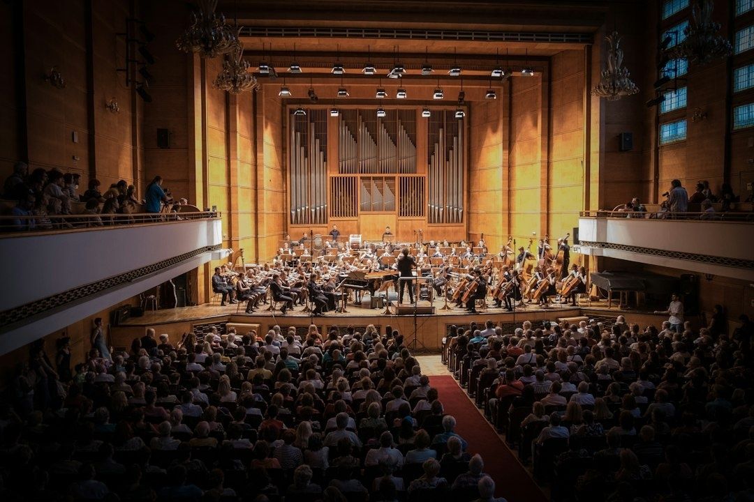 Dirigent leidt een groot symfonieorkest in een concertzaal