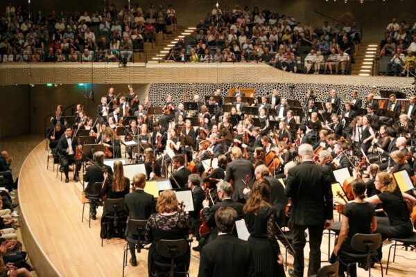 Groot symfonieorkest speelt voor een volle concertzaal